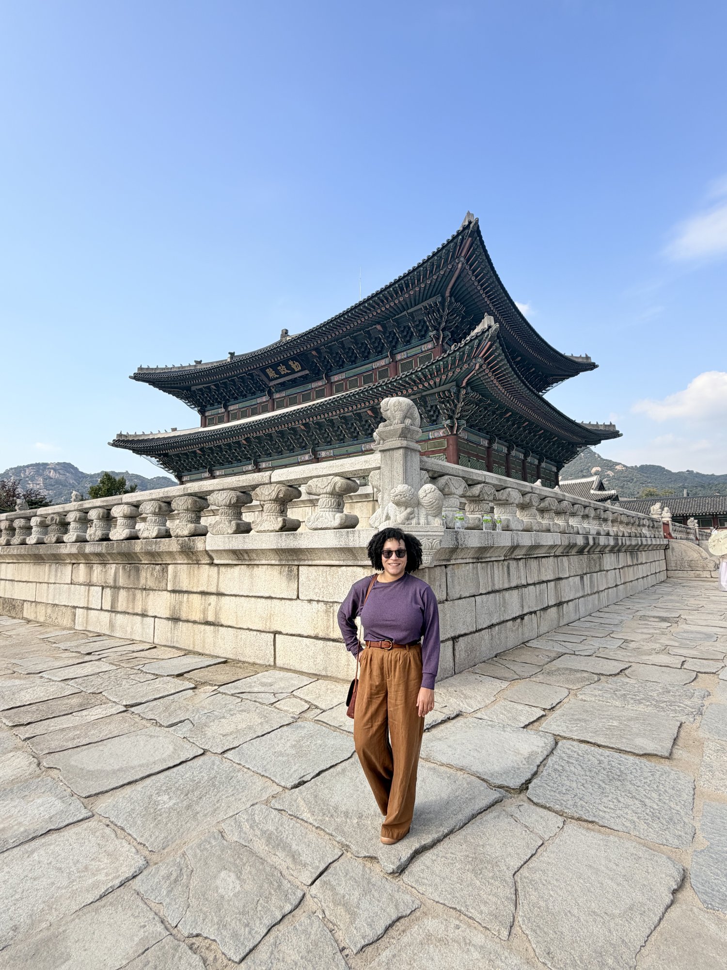 Magen standing in front of a palace